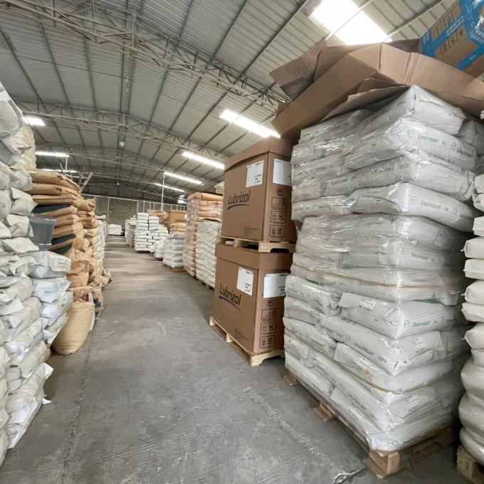 گلوله های پلی اورتان ترموپلاستیک TPU باکره 64D به صورت فله، بازدارنده شعله، قرمز، نمونه های TPEE TPU 17