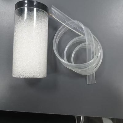 شفافیت بالا، قالب بندی سریع، انعطاف پذیری خوب، سختی عالی، قالب بندی تزریق پلاستیکی TPU سازگار با محیط زیست یا ذرات اکستروژن، مناسب برای اسباب بازی حیوانات خانگی، خط های پرش، سیم ها